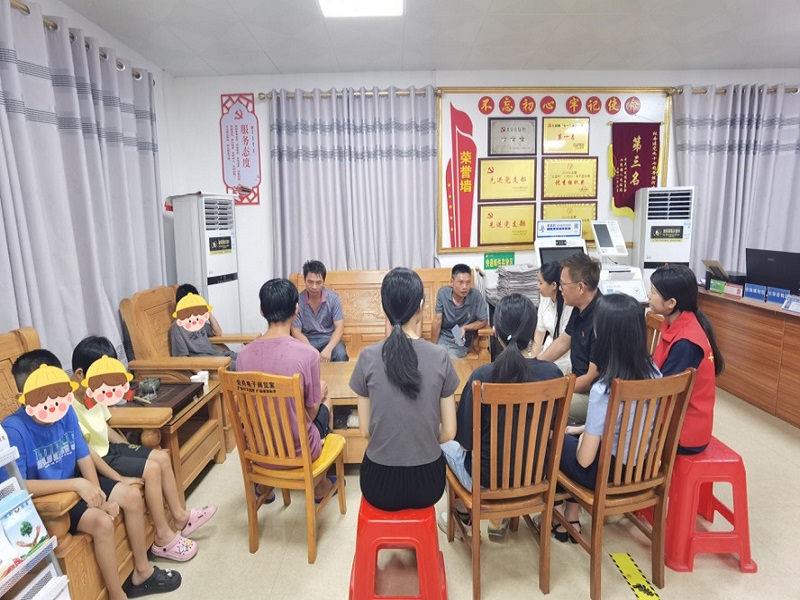 黨員、團(tuán)員干部和留守兒童親切交談3.jpg