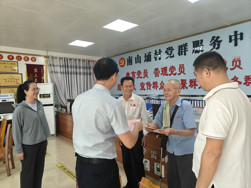 周遠慰問老干部、老黨員1.jpg