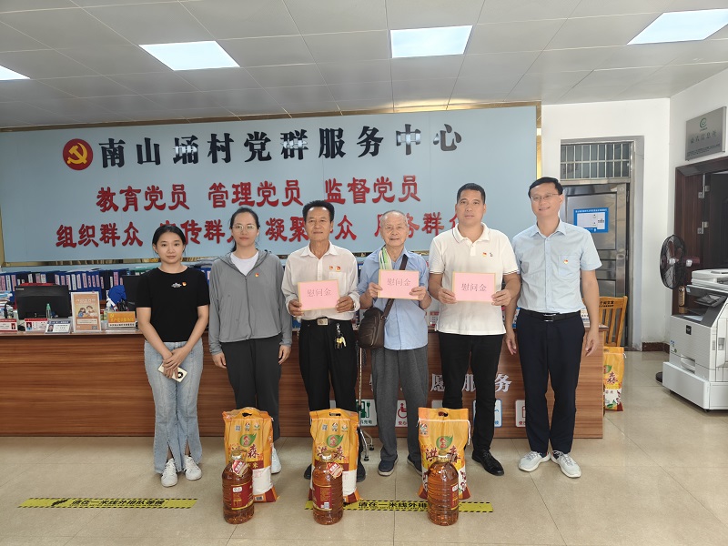 周遠慰問老干部、老黨員2.jpg