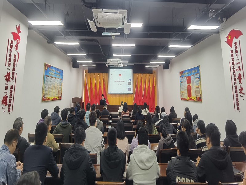 全體黨員干部職工認真聽課.jpg